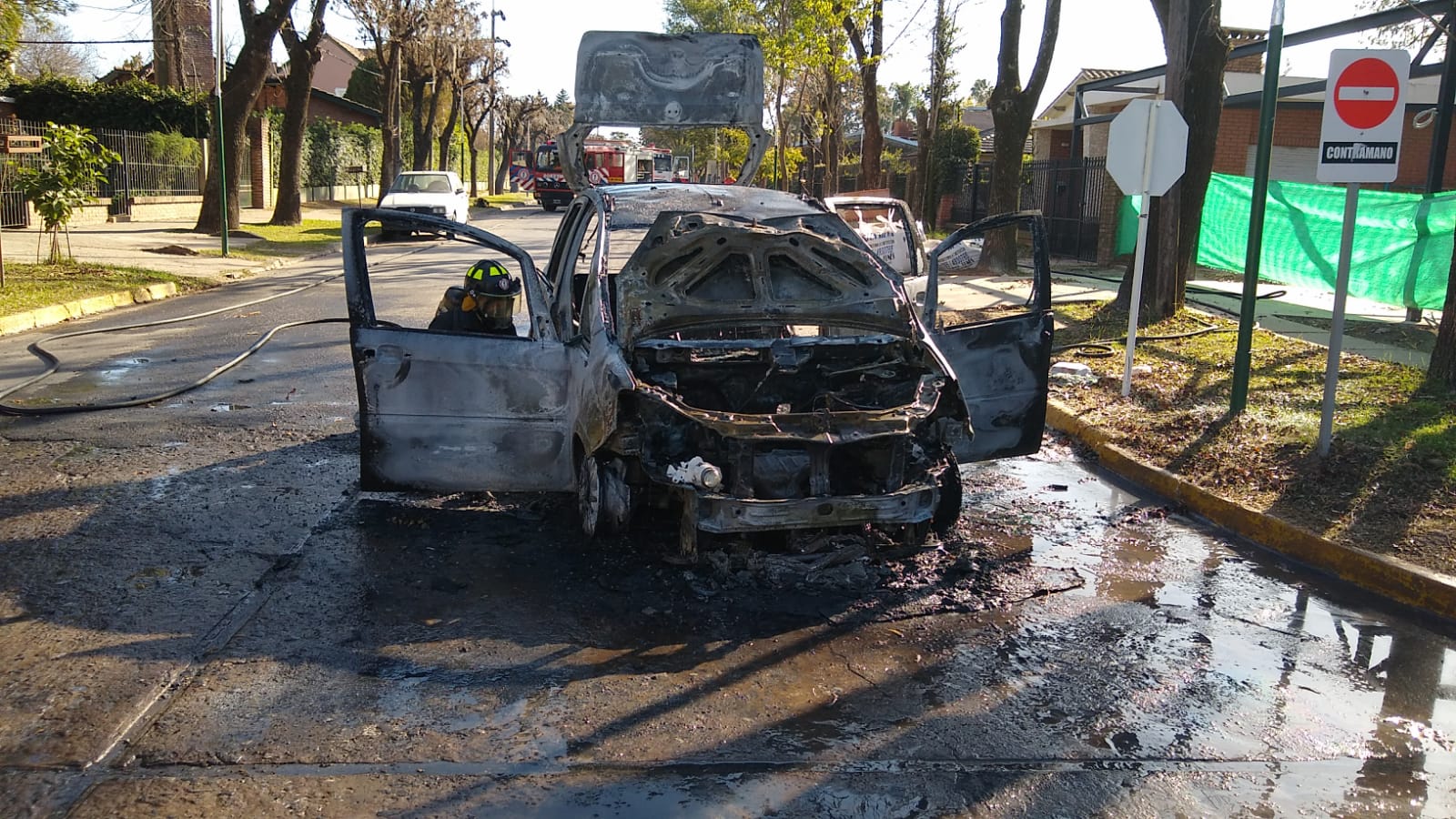 Se incendió un auto en pleno centro y tres dotaciones de bomberos debieron controlar las llamas 